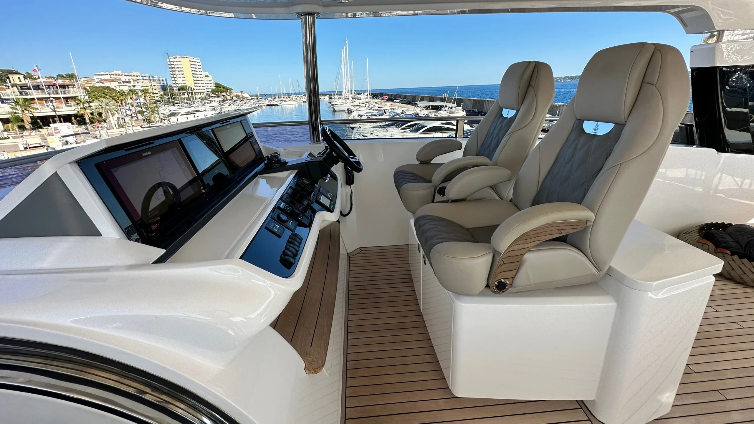 Princess_30M Flybridge pilothouse