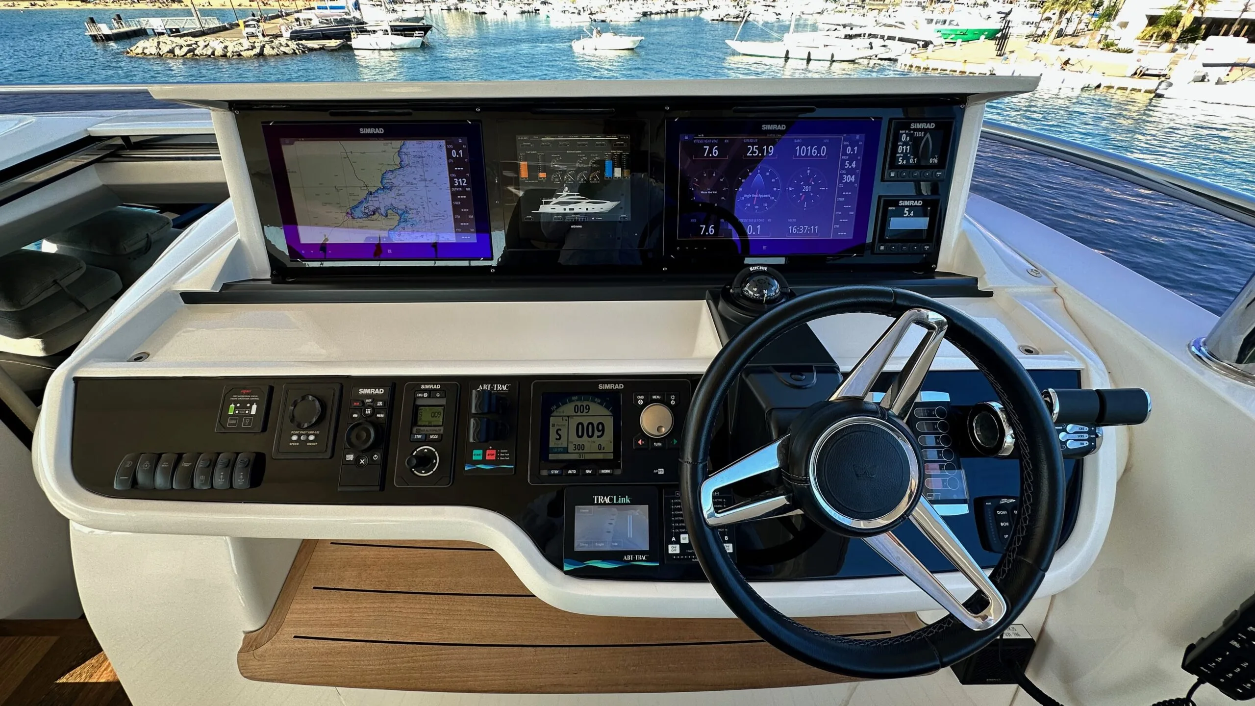 Princess_30M Flybridge pilothouse