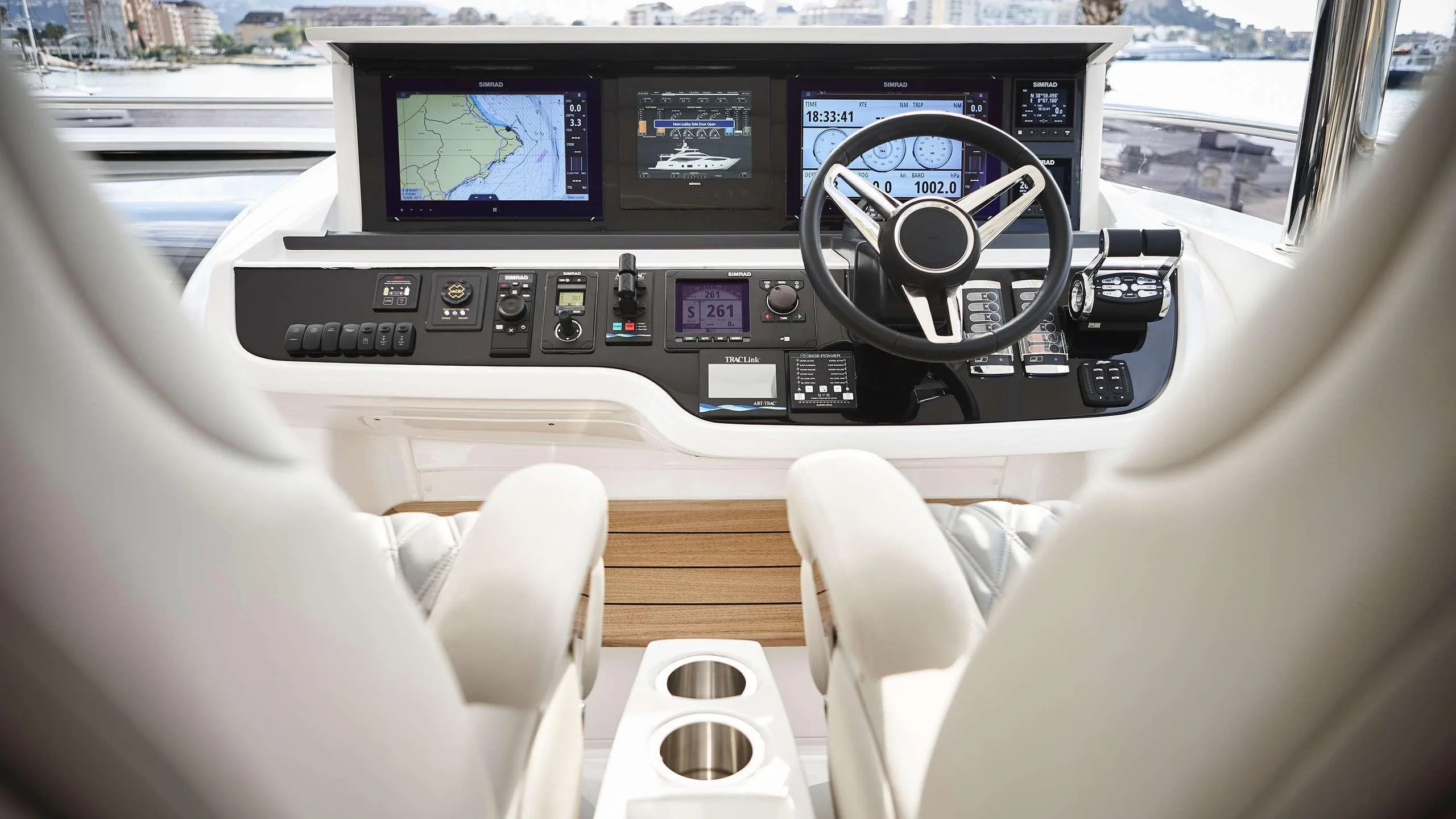 Princess_30M Flybridge pilothouse