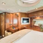 Sunseeker Predator 82_VIP cabin