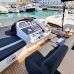 Sunseeker Manhattan 52_Flybridge pilot station