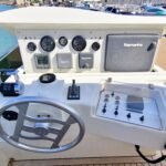 Ferretti 630_Flybridge helm station