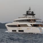 Custom Line Navetta 33_Cruising