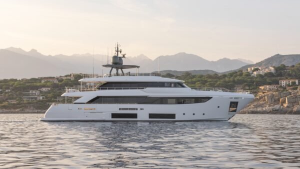 Custom Line Navetta 33