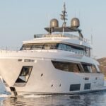 Custom Line Navetta 33_Cruising