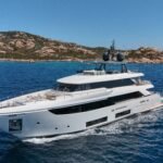 Custom Line Navetta 33_Cruising