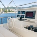 Ferretti 830_Flybridge Helm station