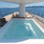 Sanlorenzo SD112_Flybridge Jacuzzi