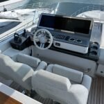 Azimut 78 Fly_Flybridge pilot station