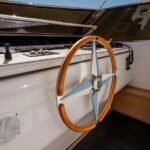 Admiral 28_Flybridge pilot station details